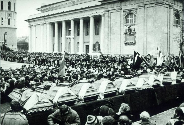 Burial_ceremony_of_January_13_events_victims_in_Vilnius_(2)