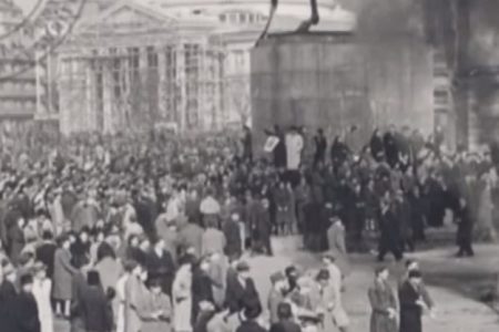 8 NOIEMBRIE 1945, Bucureşti, Piaţa Palatului Regal. Marea manifestaţie anticomunistă a opoziţiei democratice.