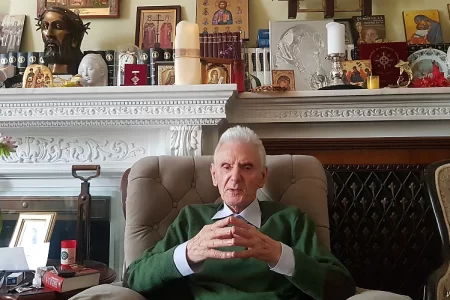 După 3 ani de „operațiune specială” rusească. Restituire Radu Ciuceanu: „Nu vă pasă daca ne mai „eliberează” o dată rușii, acum fără stea pe frunte (…) care ne-au ținut zeci de ani sub ciubotele lor de „eliberatori”.” „Să ne închinăm că totuși s-au găsit unii mai înțelepți ca noi să ne vâre într-o organizație numită NATO”…